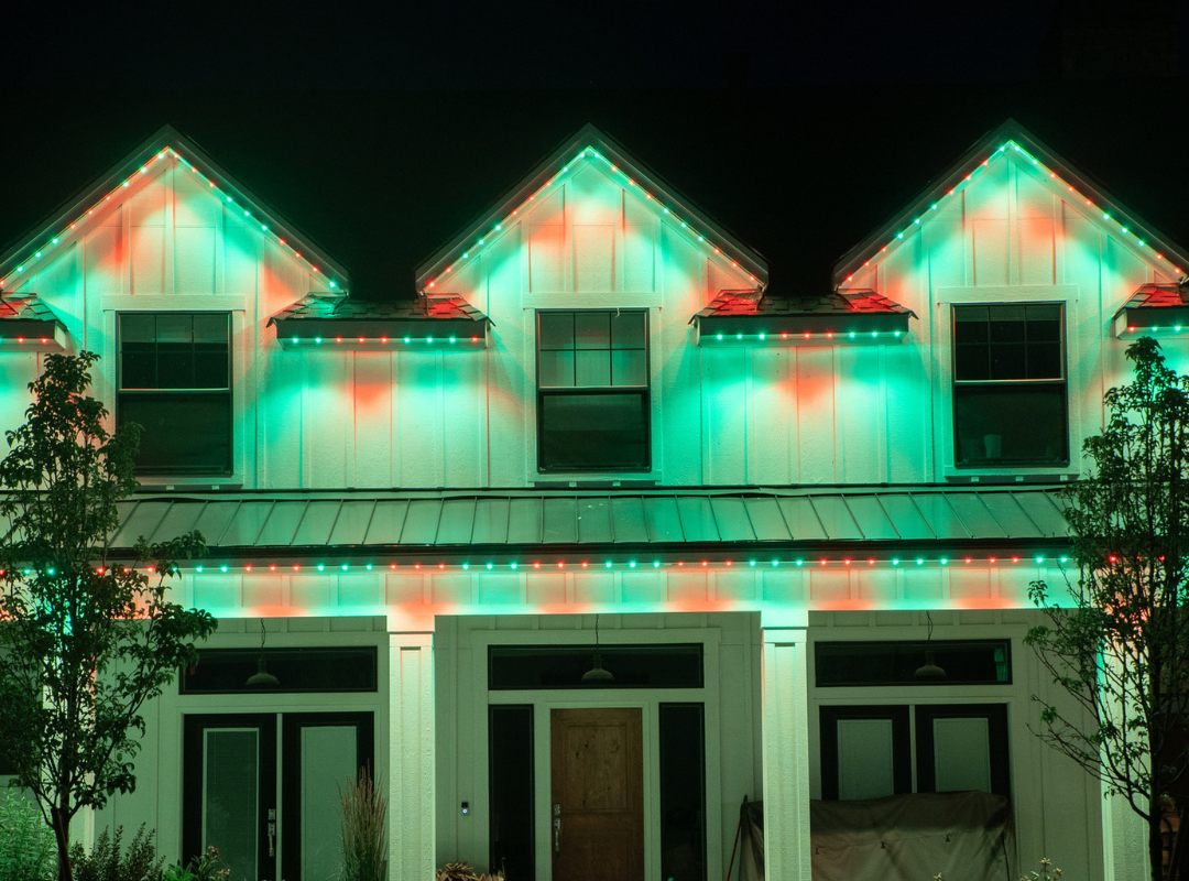 The same home lit in alternating red and green for Christmas